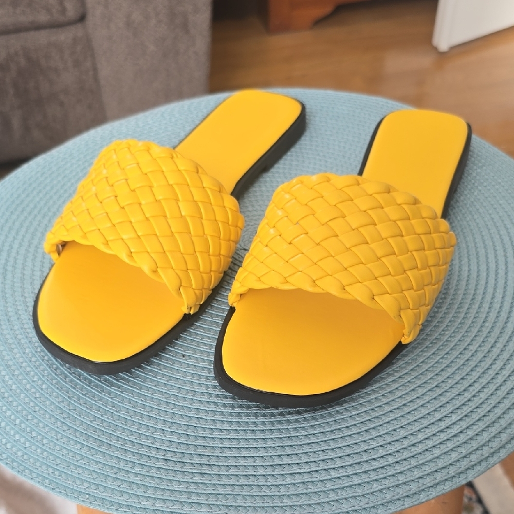 HENRY FERRERA BRAND WOMEN'S YELLOW SUMMER FLATS SANDALS SIZE 11